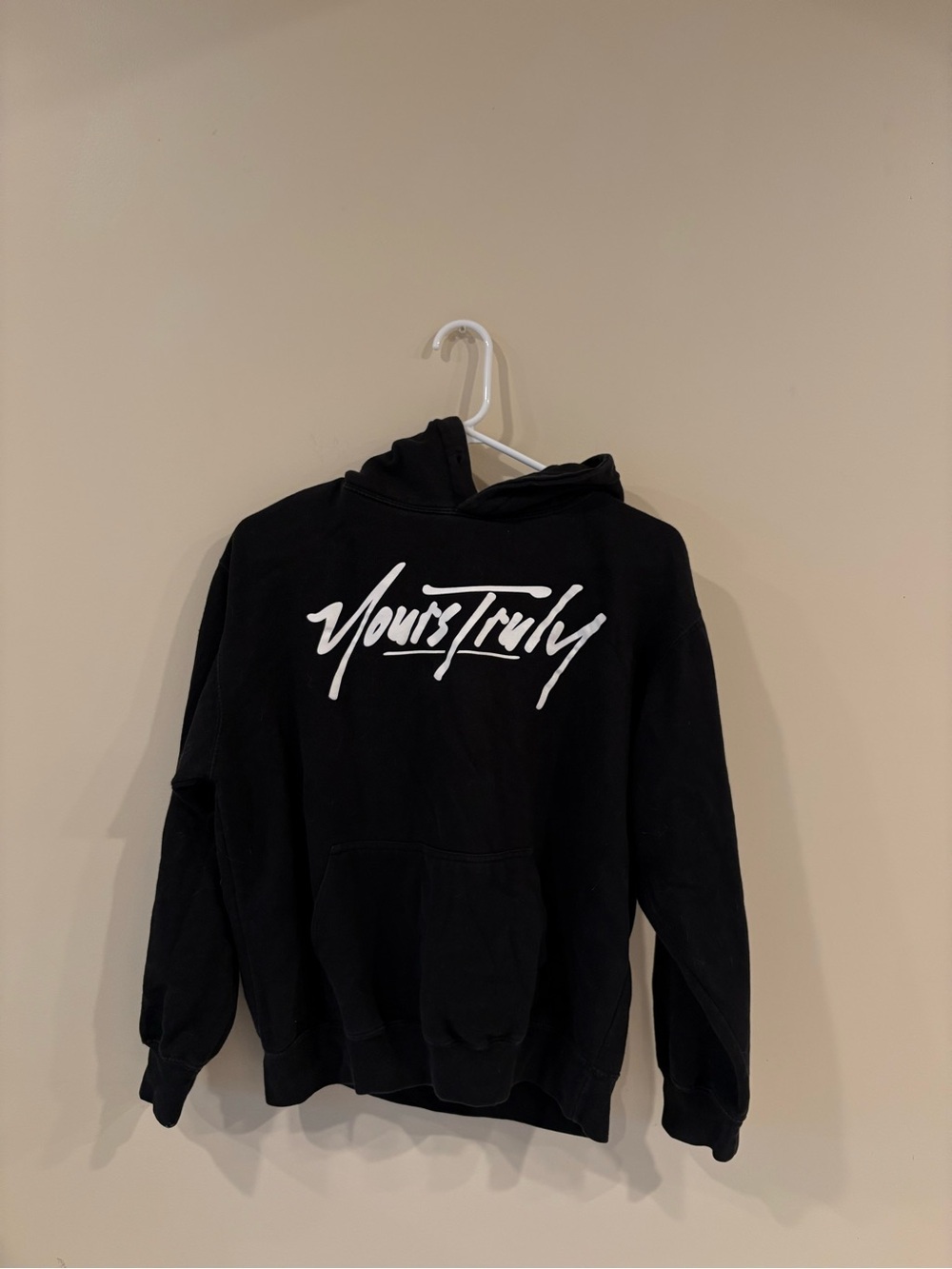 Yours Truly Graphic Hoodie in Black 🖤💄🐈⬛